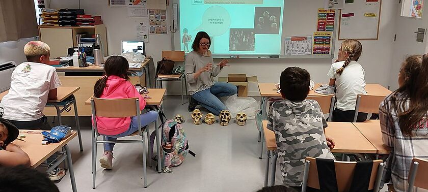 La Dra. Amèlia Bargalló ofrece un taller de prehistoria a los alumnos de la Escuela Codinetas de la Nou de Gaià