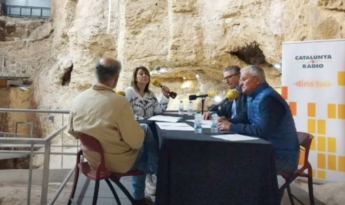 The program &quot;On Guard!&quot; de Catalunya Ràdio broadcasts a special episode from the Abric Romaní site