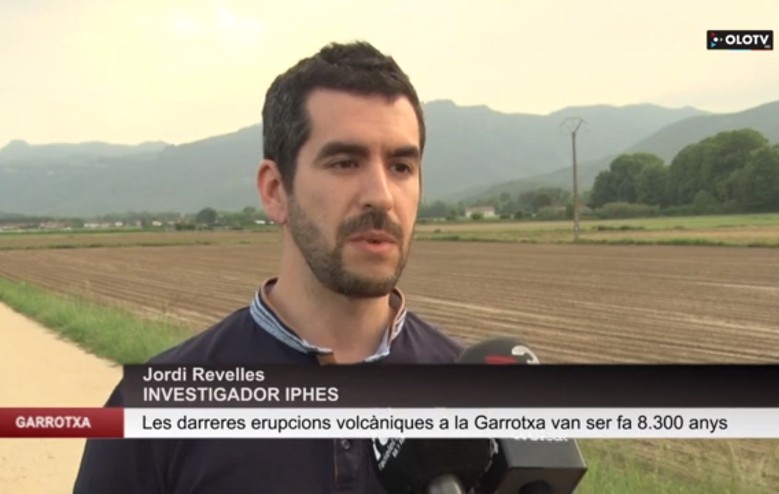 Jordi Revelles en el Olot Televisió hablando de su último trabajo sobre las erupciones volcánicas en la Garrotxa