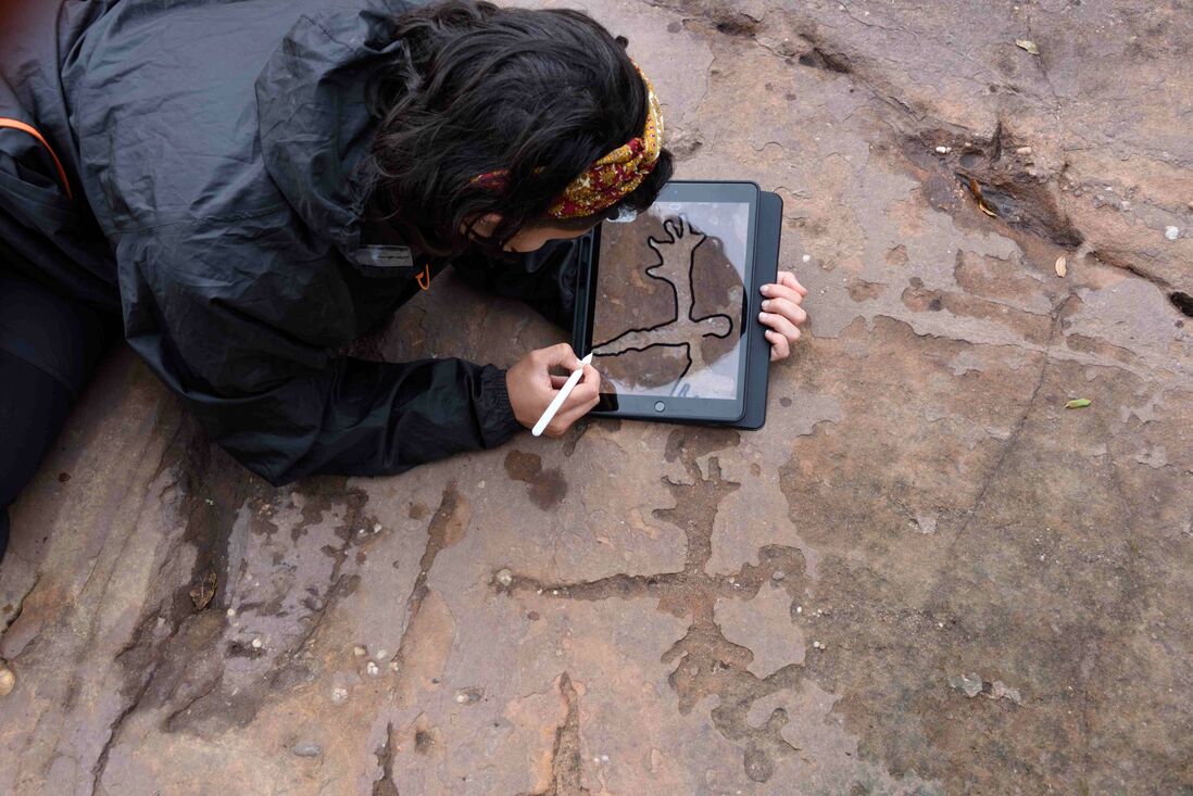 They uncover hundreds of prehistoric engravings in the Prades Mountains