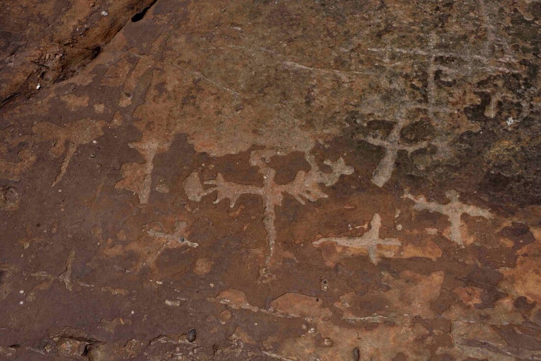 They uncover hundreds of prehistoric engravings in the Prades Mountains