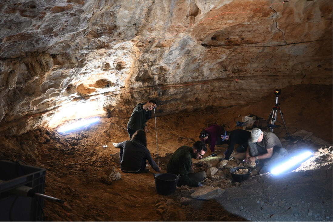 Los trabajos de excavación en cuatro yacimientos arqueológicos en el término municipal de la Febró resaltan la importancia de las Montanyes de Prades para la prehistoria catalana
