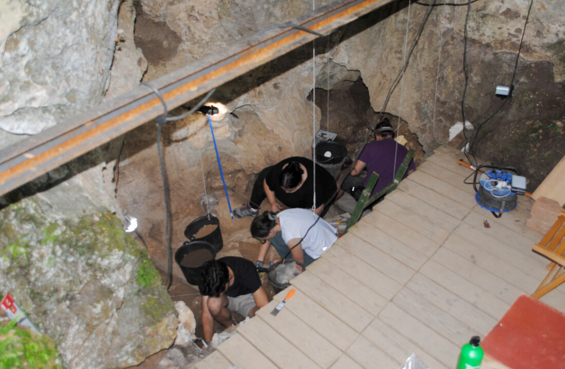 Les excavacions a la cova d’en Pau, de Serinyà, posen al descobert restes animals i cultura material de fa més de 20.000 anys
