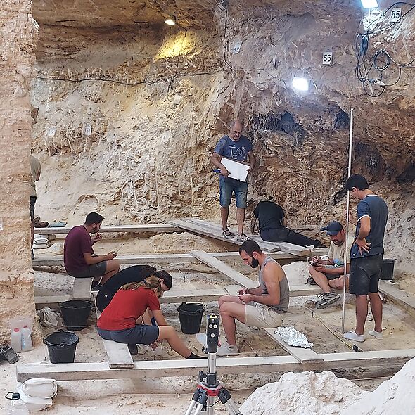 Les excavacions a l'Abric Romaní revelen un campament de tardor de comunitats neandertals caçadores de cérvols de fa 60.000 anys