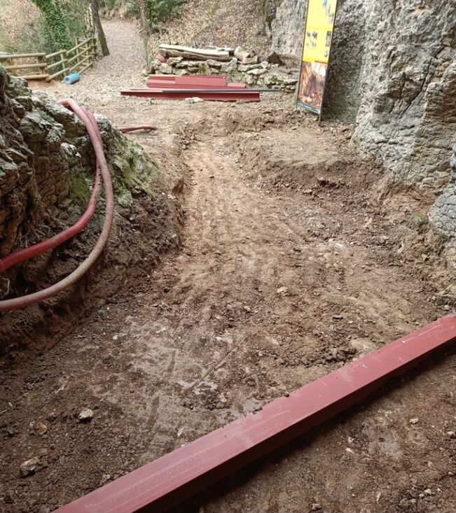 Moià hace una pasarela de acceso a la cueva del Toll para facilitar los trabajos arqueológicos