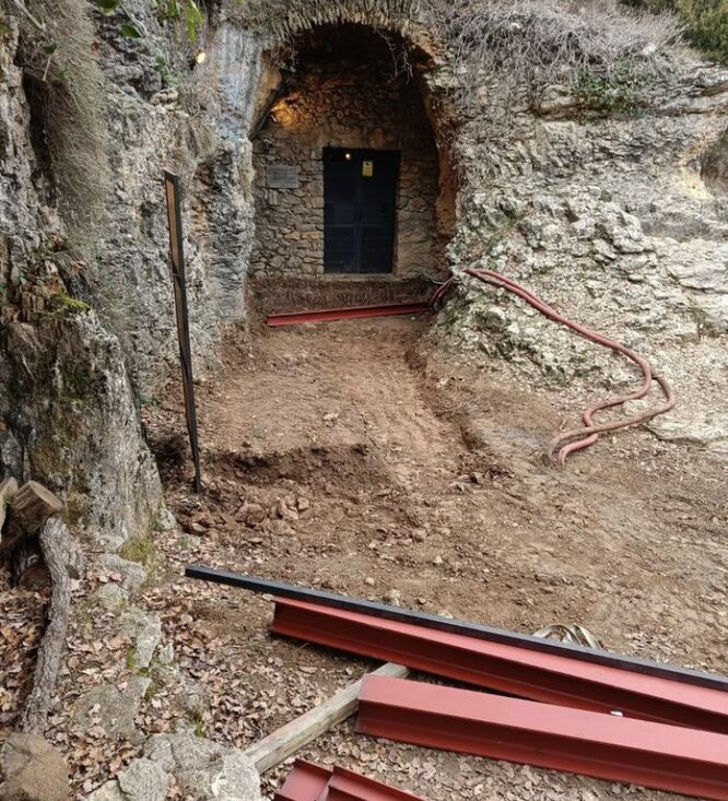 Moià fa una passera d’accés a la cova del Toll per facilitar els treballs arqueològics