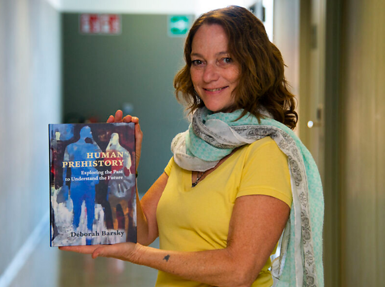 Deborah Barsky presents her book at the Museo de la Evolución Humana