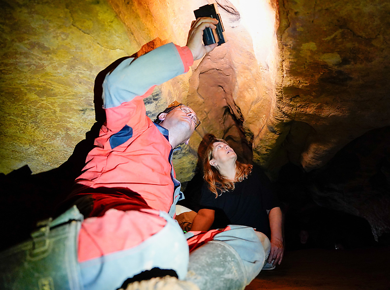 La consellera de Cultura, Natàlia Garriga, visita els gravats de la Cova de la Font Major, a l'Espluga de Francolí