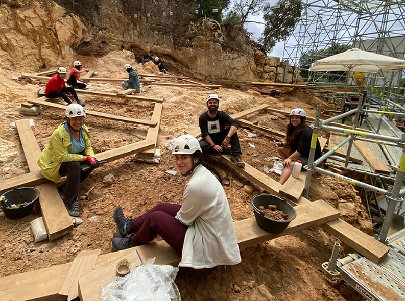 El programa Evoluciona de Tarragona Ràdio habla con el Dr. Josep Vallverdú, Elena Moreno y el Dr. Miguel Ángel Moreno sobre el yacimiento de Cueva Fantasma y con la Dra. Isabel Cáceres sobre el día a día en Atapuerca