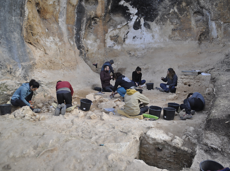 Nueva campaña de excavaciones arqueológicas en el yacimiento de la Balma de la Griera de Calafell