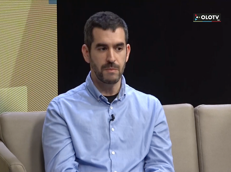 Jordi Revelles explica el objetivo de estudiar la historia de la vegetación y las interacciones con los cambios climáticos y las erupciones volcánicas en la Garrotxa en Olot Televisió