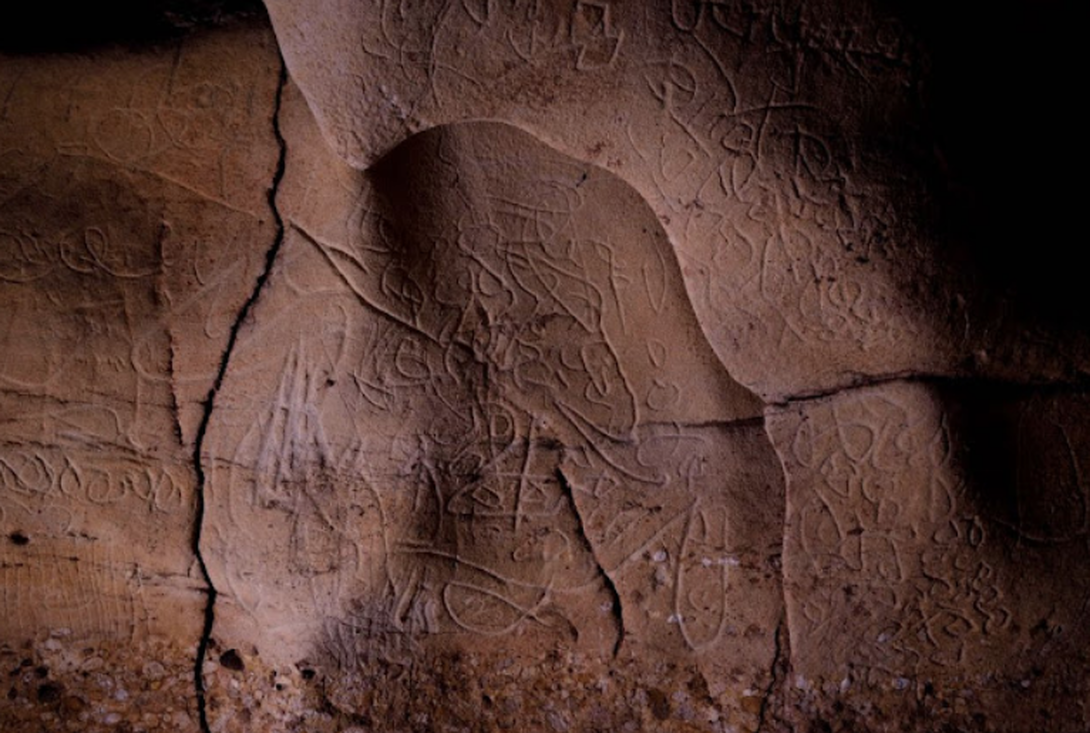Descobert a l’Espluga de Francolí el primer santuari paleolític de fa uns 15.000 anys a Catalunya, integrat per més de 100 gravats