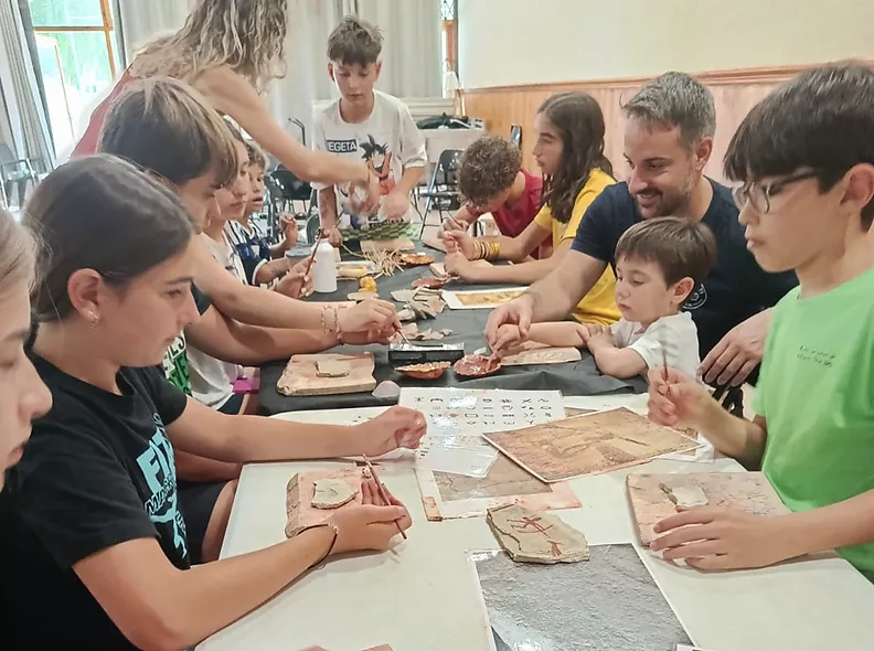 Els tallers familiars de COPATRIMONI apropen la prehistòria a un centenar de participants aquest estiu a la Conca de Barberà