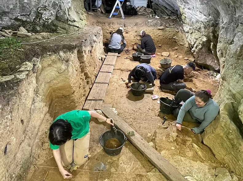 Cova Eirós posa a la llum noves evidències d’ús funerari durant l’edat del bronze