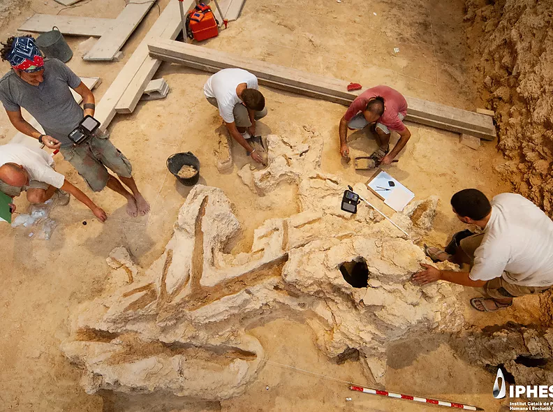 Més enllà de la pedra: l’Abric Romaní mostra un univers neandertal fet també de fusta