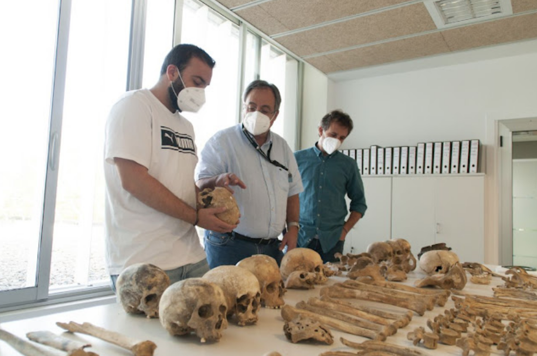The Ethnographic Museum of Ripoll temporarily lends to the IPHES pieces found at the Roc de les Orenetes site for its archaeological study