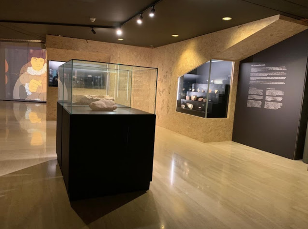 Dos piezas descubiertas por el IPHES se exhiben en la exposición Artistas de la prehistoria, en el Museu de Arqueologia de Catalunya, en Barcelona