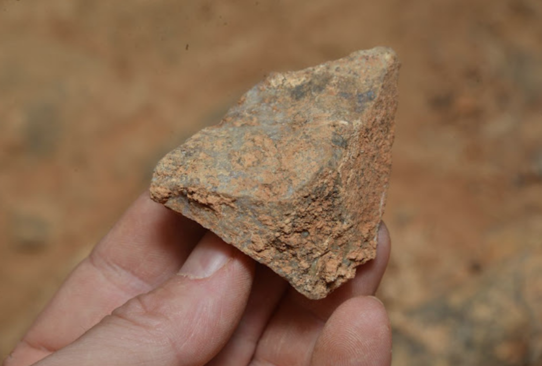 TWO STONE TOOLS ON QUARTZITE FROM GRAN DOLINA MIGHT PROOF THAT HUMAN OCCUPATION WAS STEADY IN ATAPUERCA ALONG 1.4 MILLION YEARS