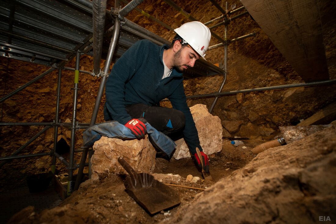 Edgar Téllez, miembro del Equipo de Investigación de Atapuerca excavando en el cuadro K29 del nivell TE7 de la Sima del Elefante donde han aparecido l