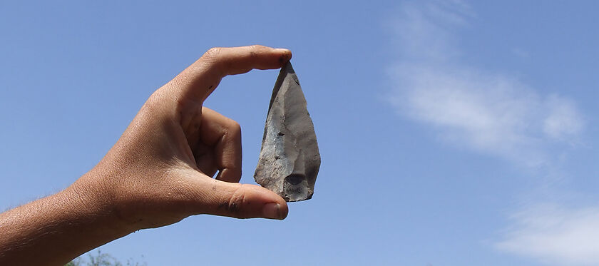 Un estudi sobre el jaciment de Nahal Mahamayyem Outlet, a la vora del riu Jordà, aporta noves dades sobre l’ús de les eines de pedra emmanegades per a activitats de carniceria fa més de 60.000 anys