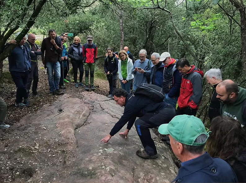 Una jornada per descobrir els gravats prehistòrics de la Roca de les Ferradures amb tecnologia 3D