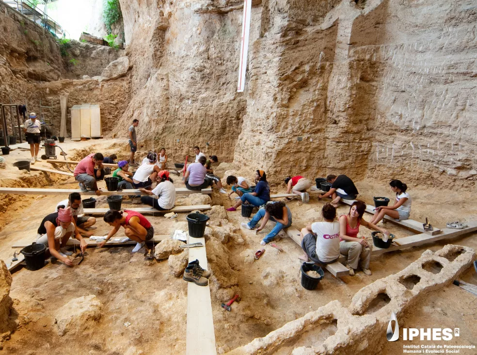 Más allá de la piedra: el Abric Romaní muestra un universo neandertal hecho también de madera